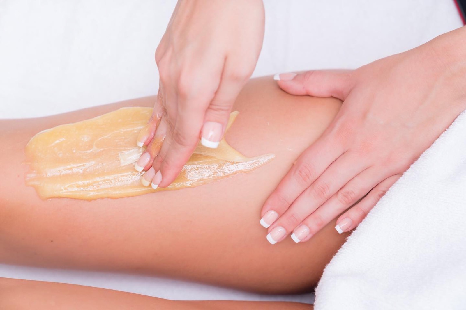 Zucker-Gel wird sanft auf die Haut aufgetragen